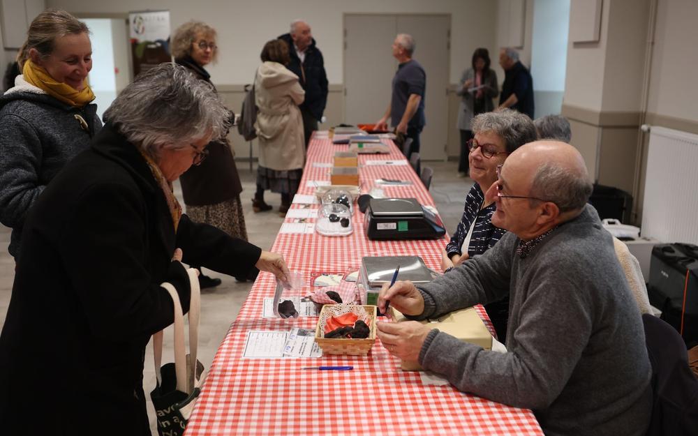 500 à 800 euros le kilo : plus de 8 kilos de truffes à vendre au premier marché de la saison à Gondeville